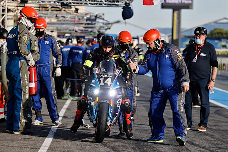 Das Maco Racing Team verbrachte viel Zeit an der Box