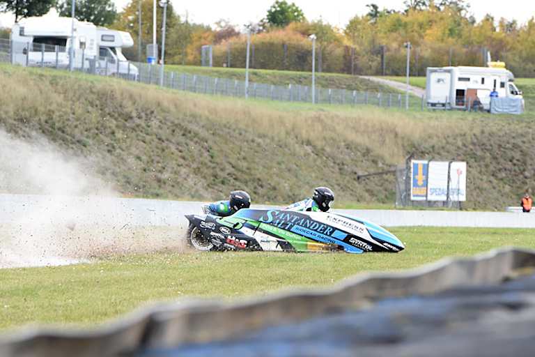 Robb Bigg/Jeroen Schmitz konnten einen Einschlag in die Reifenstapel mit Glück verhindern