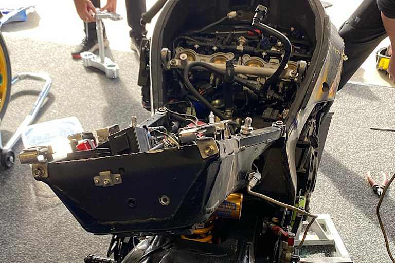 Das Motorrad wurde beim Sturz über zugerichtet