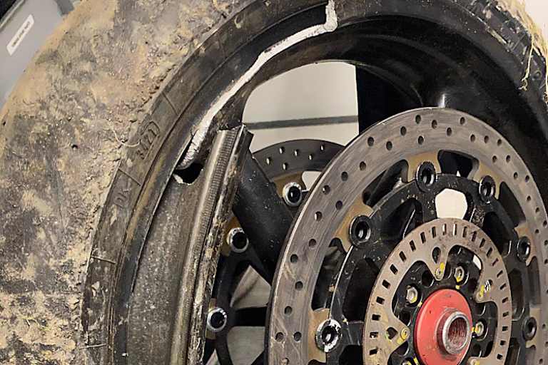 Auch die Felge ging beim Crash entzwei