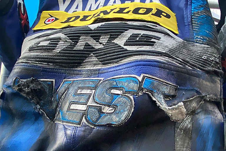 Das Lederdress zeigt deutliche Spuren nach dem Highspeed-Sturz