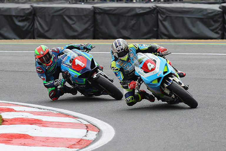 John McGuinness (4) vor Gesamtsieger Josh Day