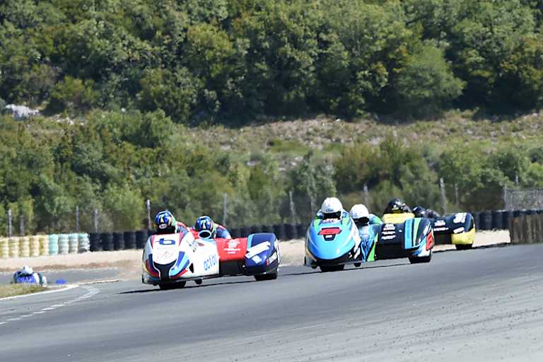 Ellis/Clement (6) im Infight mit Reeves/Rousseau (77) und Schlosser/Fries