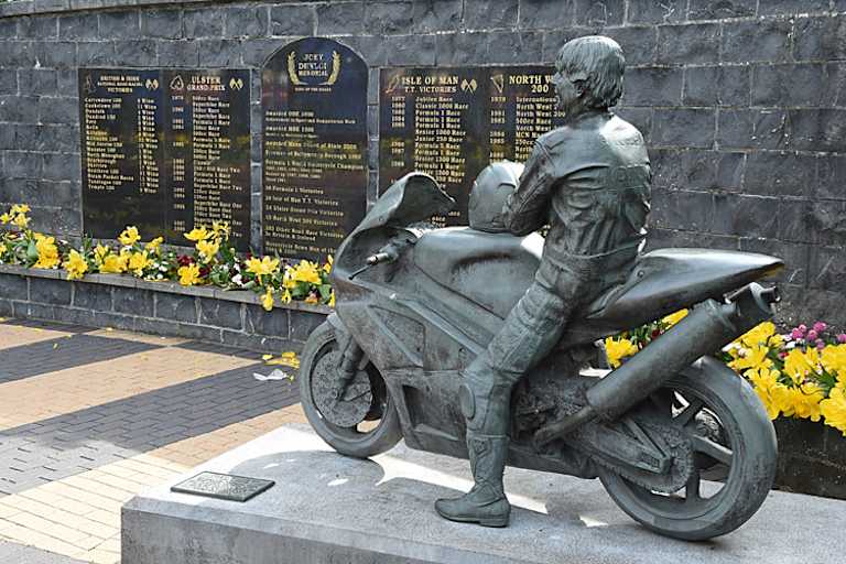 Die Statue und die Tafel mit seinen Erfolgen von Joey Dunlop