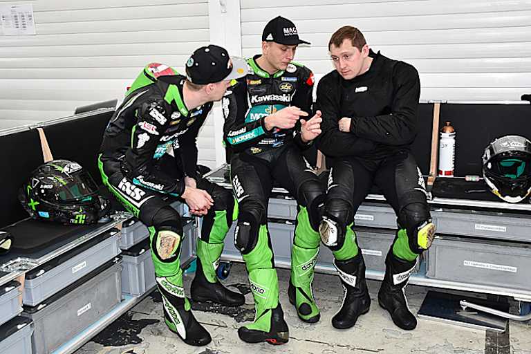 Nico Thöni (li.) und Jan Bühn (re.) lauschen der Ausführungen von Nigen Walraven