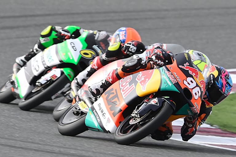 Daniel Holgado (96) im Zweikampf mit Joel Kelso