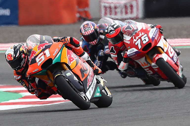 Moto2-Rookie Pedro Acosta setzte sich im Zweikampf gegen Albert Arenas (75) durch