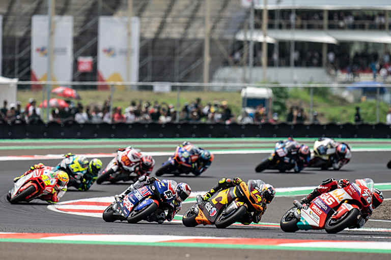 Tony Arbolino (14) im harten Infight