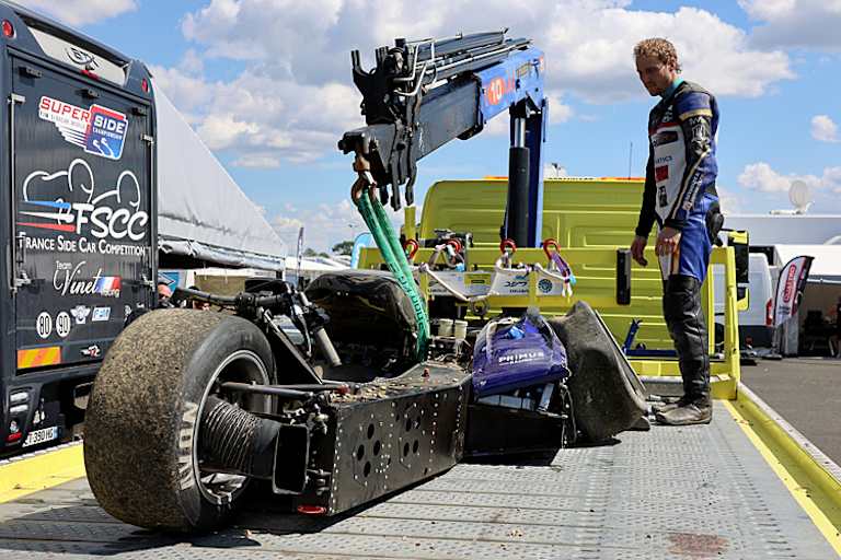 Mark Wilkes mit den traurigen Überresten der DAO1886-Yamaha-LCR