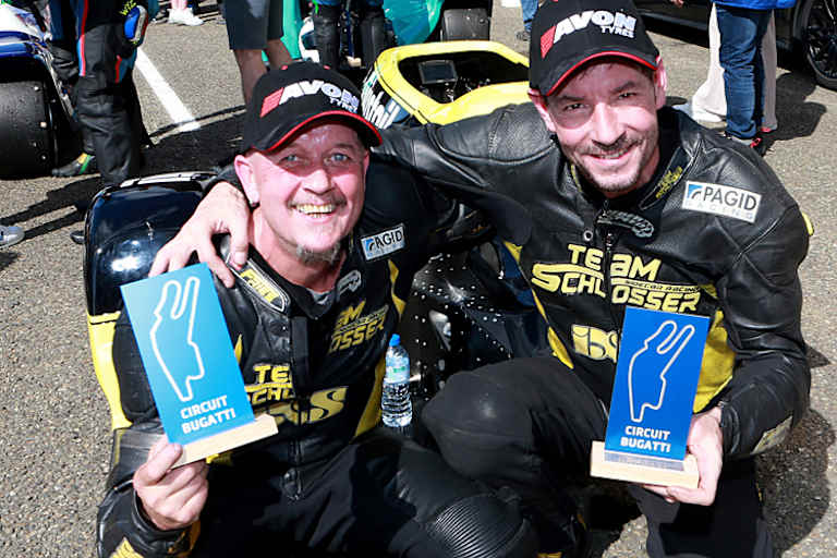 Marcel Fries (li.) und Markus Schlosser: Bescheidener Lohn für ein Stück harte Arbeit