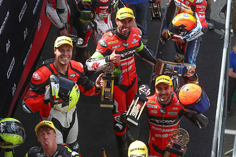 Zeit zum Feiern: Philipp Steinmayr, Baptiste Guittet und Hugo Clere (vlnr.)