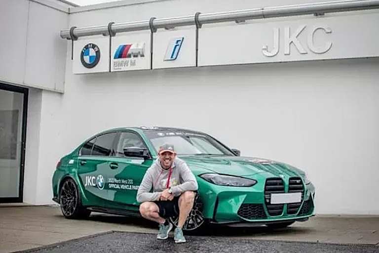 Peter Hickman vor dem Auto, das ihm zur Verfügung gestellt wurde