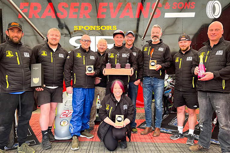 Michael Russell mit seinem gesamten Team