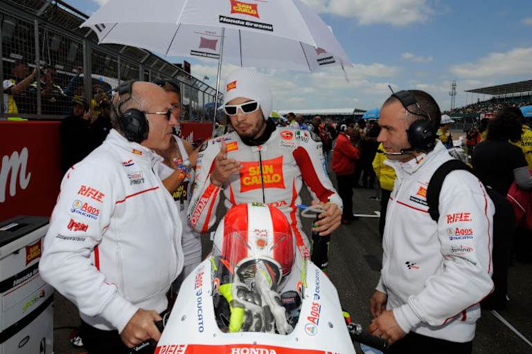 Aligi (links) und Elvio Deganello (rechts) 2010 mit Marco Simoncelli 