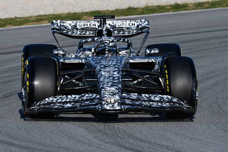 Das Auto weist recht grosse Kühleinlässe auf