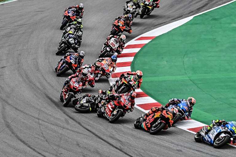 Johann Zarco geht dahinter an die Bremse und stürzt