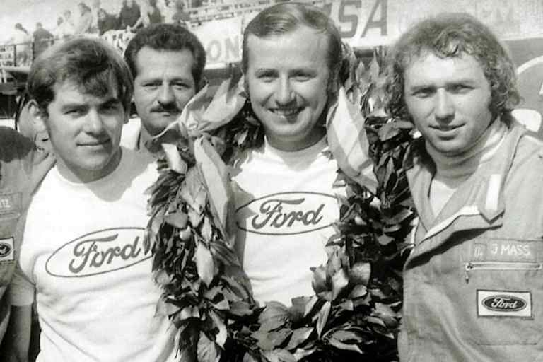 Jochen Mass mit den treuen Fuzzy (links) und Strasser (Mitte)