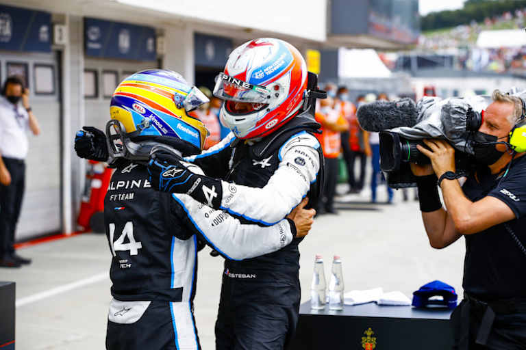 Alonso gratuliert Ocon zum Sieg in Ungarn