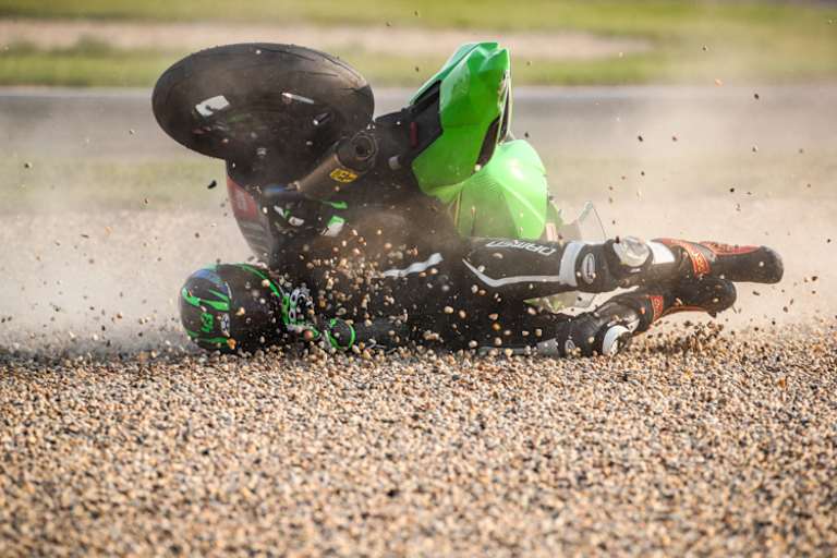 Das sah böse aus, als Harry Khouri unter sein Bike geriet