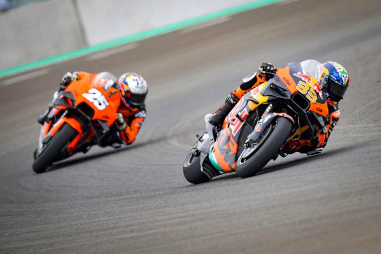 Brad Binder und Raúl Fernández mit der neuen KTM-Verkleidung