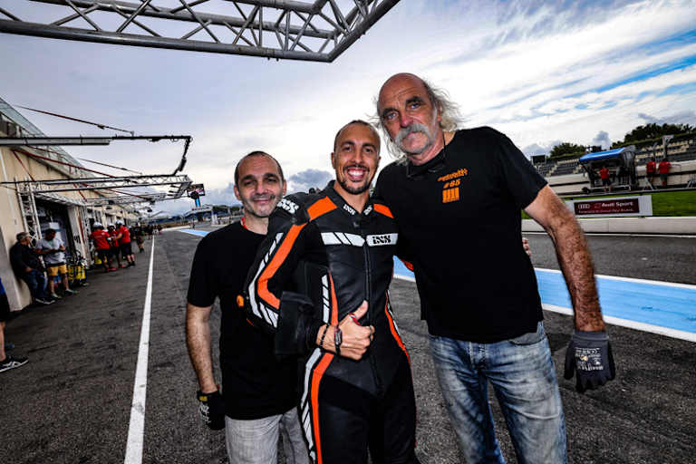 Manfred Kremer hat nach einem schwierigen Rennen in Estoril allen Grund zur Freude