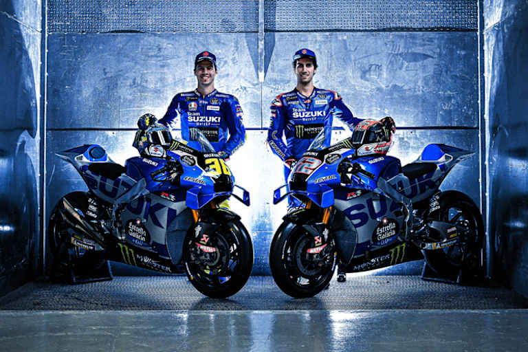Die beiden Werks-Suzukis GSX-RR in den Farben der neuen Saison 2022