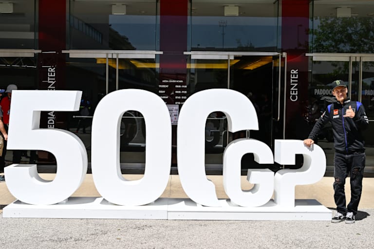 Weltmeister Fabio Quartararo posiert zum Jubiläum mit der 500