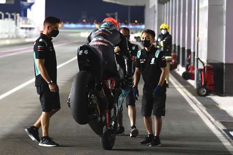 Xavi Vierge mit Stoppie in der Boxengasse