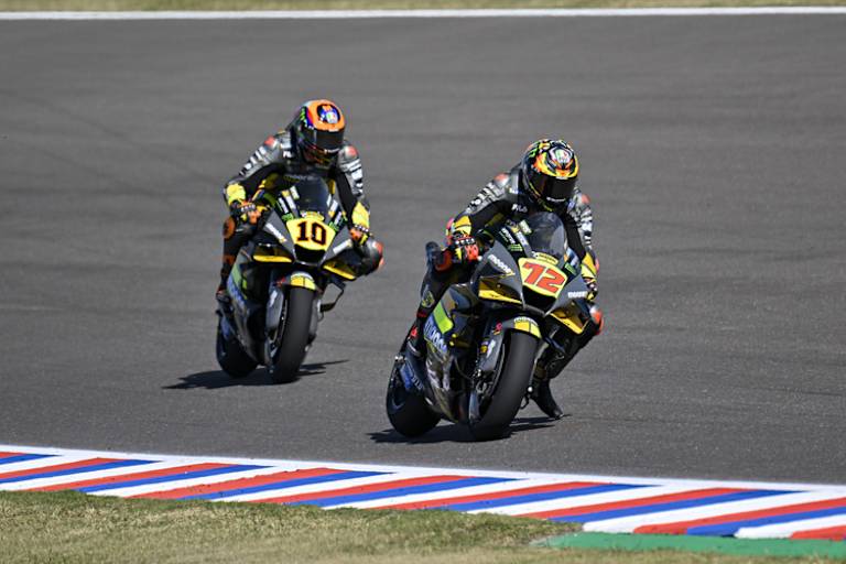 Auch Teamkollege Luca Marini schnappte sich der 23-Jährige