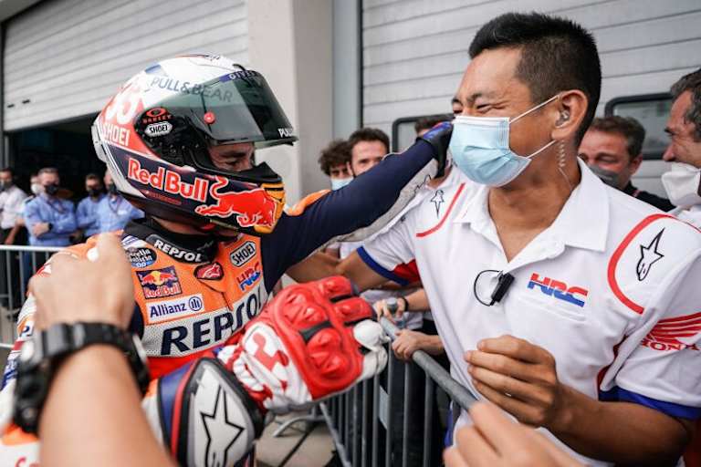 Marc Márquez mit Honda-Projektleiter Takeo Yokoyama