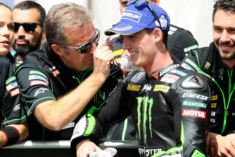 2016: Hervé Poncharal gratuliert Pol Espargaró zu Startplatz 3 auf Phillip Island