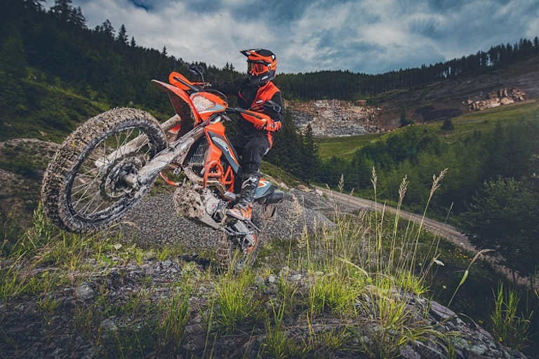 KTM 690 Enduro R: Dank neuer Fahrgebung wieder klar als Geländemaschine von KTM zu identifizieren