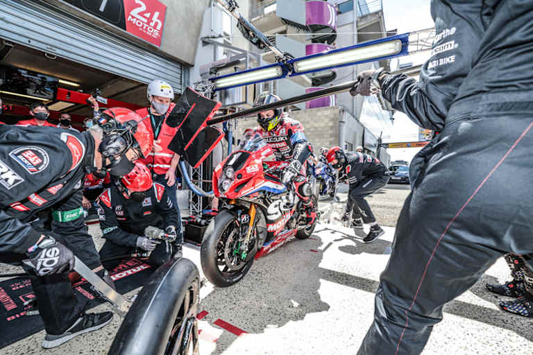 SERT Yoshimura Motul: Weltmeister Suzuki führt um 21 Uhr in Le Mans