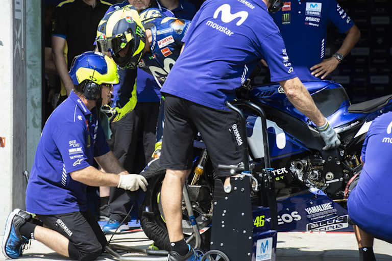 Alex Briggs (links) am Motorrad von Valentino Rossi