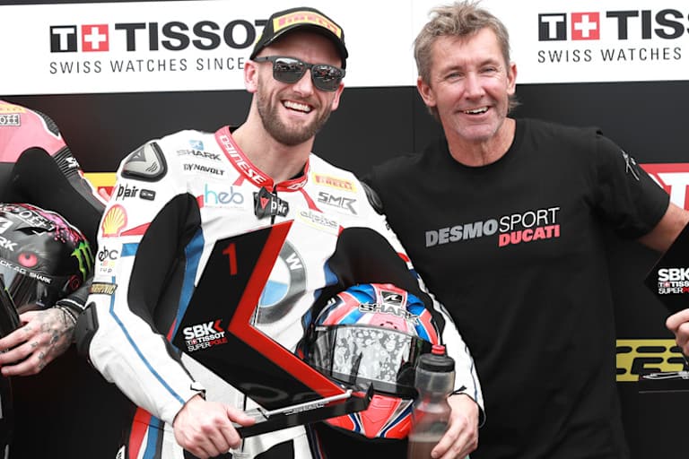 Troy Bayliss neben BMW-Pilot Tom Sykes