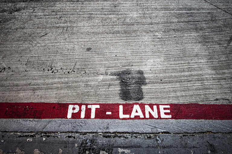 Wer in der Boxengasse künftig geblitzt wird, muss eine doppelte Long-Lap-Penalty absolvieren