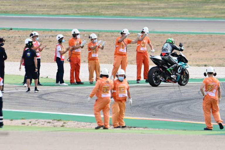 Teruel-GP: MotoGP-Sieger Franco Morbidelli auf der Ehrenrunde, Migno (rechts) gehört zu den ersten Gratulanten