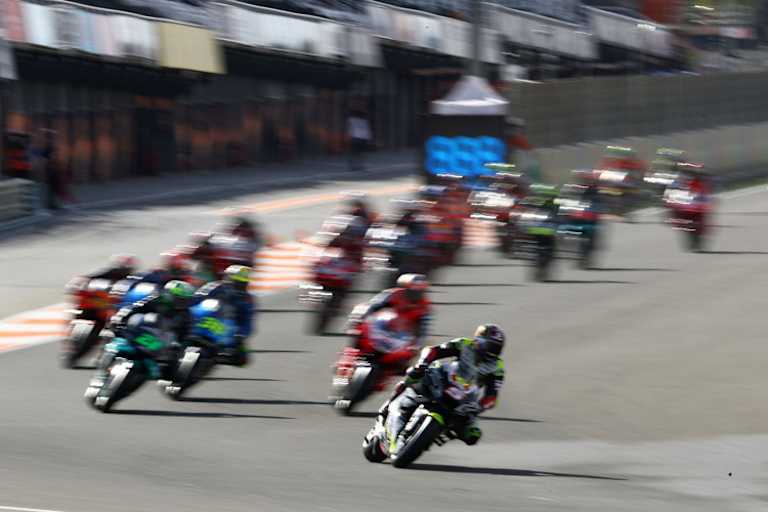 Johann Zarco (vorne) büßte am Ende noch einige Platzierungen ein