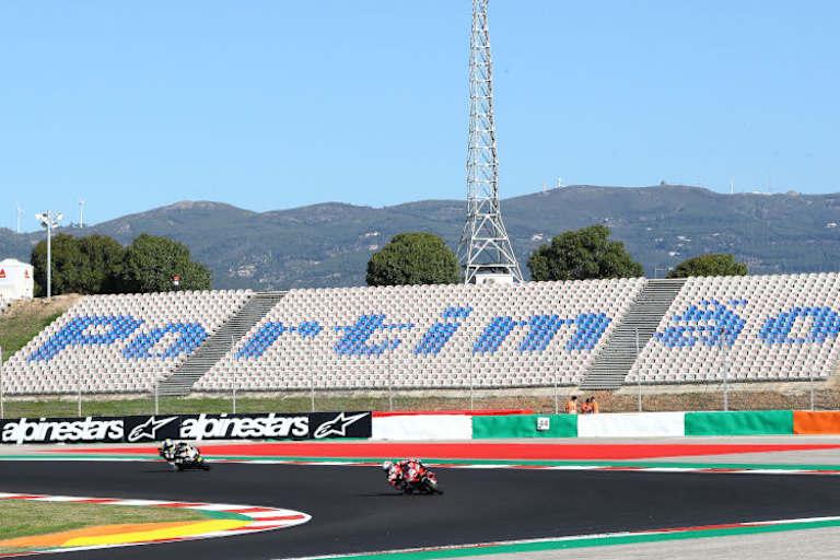 Andrea Dovizioso verabschiedet sich in Portimão in sein Sabbatical, Tito Rabat (dahinter) womöglich aus dem GP-Paddock