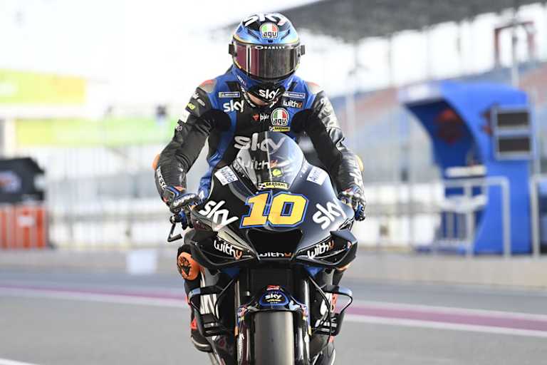 Luca Marini auf seiner Ducati auf dem Weg auf die Strecke