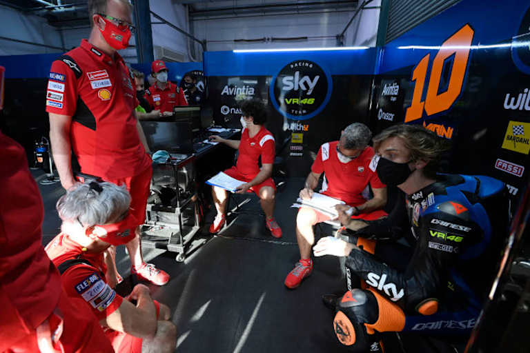 Viel Ducati-Präsenz in der Box von Luca Marini: Auch Gigi Dall'Igna (links hockend) schaute vorbei