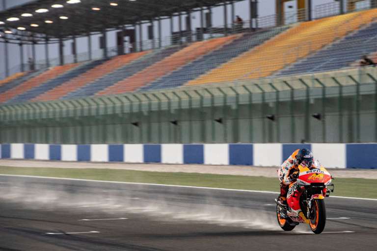 Pol Espargaró und jede Menge Staub auf der Strecke