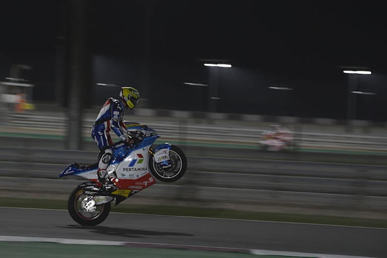 Tom Lüthi mit Wheelie in Katar