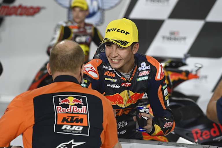 Rául Fernández feiert mit Teamchef Aki Ajo