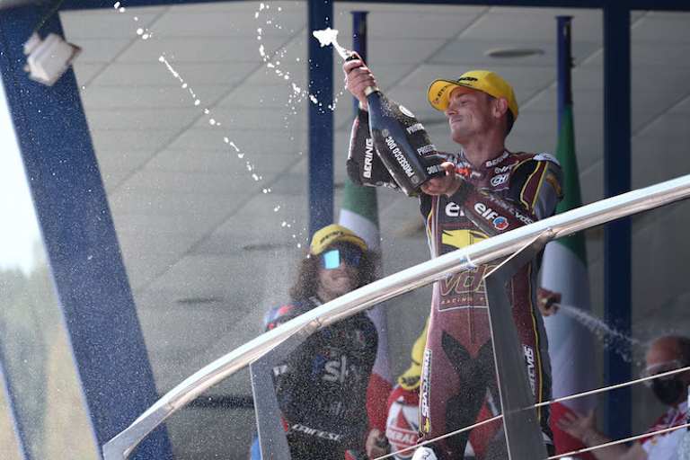 Sam Lowes feiert sich nach Platz 3 in Jerez