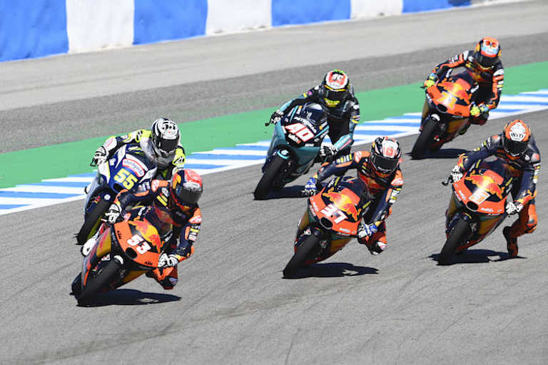 Acosta im Kampf mit Deniz Öncü und Teamkollege Jaume Masia