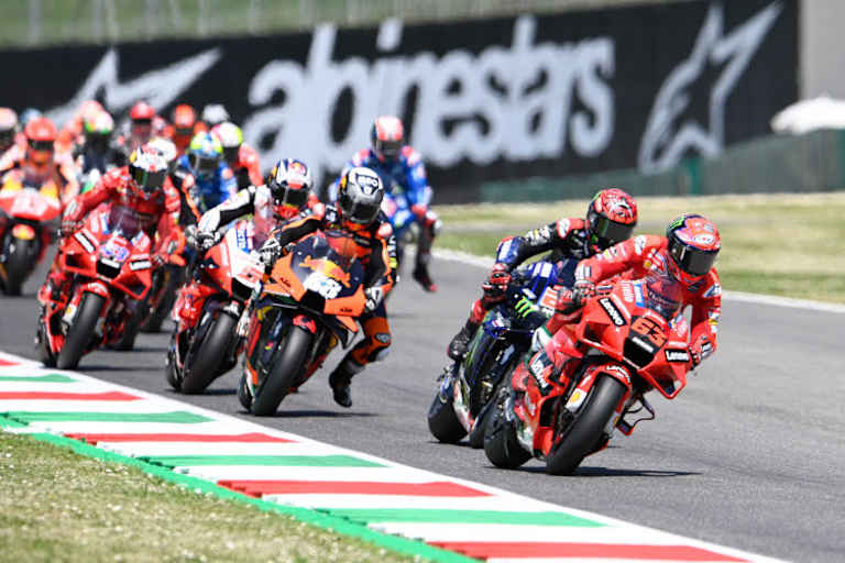 Pecco Bagnaia führte das MotoGP-Feld die ersten eineinhalb Runden an