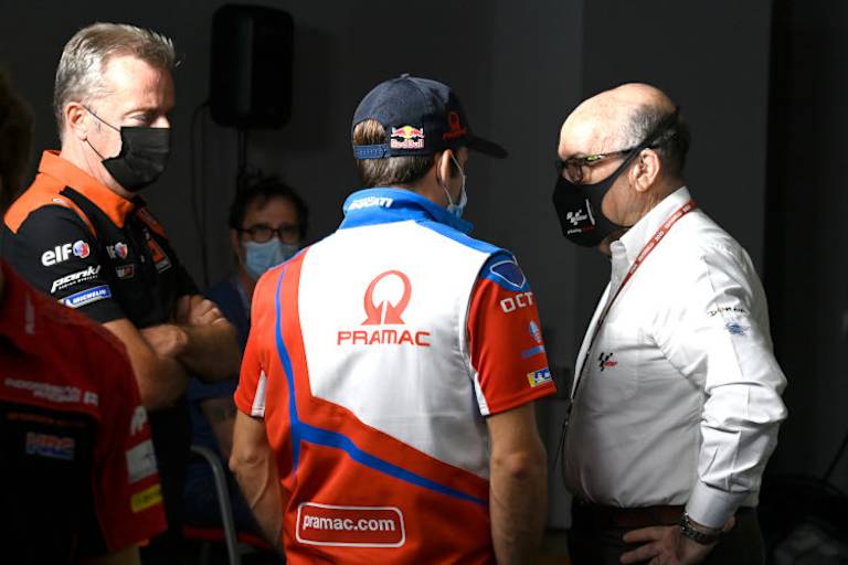 Poncharal im Gespräch mit Johann Zarco (Best Independent Team Rider 2021) und Dorna-CEO Carmelo Ezpeleta