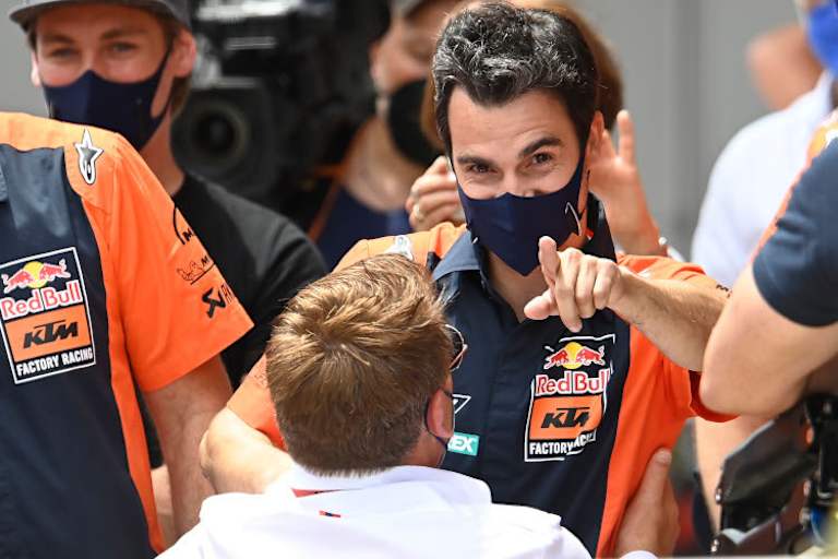 Dani Pedrosa und Pit Beirer (vorne) freuten sich über den Montmeló-Sieg von Oliveira