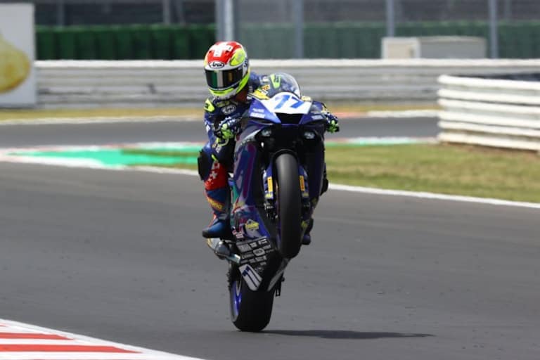 Mit einem Wheelie zelebriert Dominique Aegerter seine erste SSP-Pole